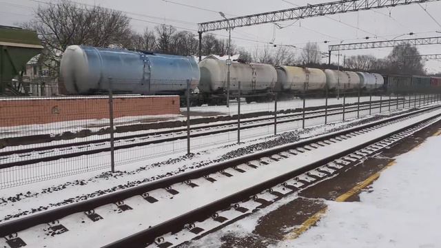 2M62UM-0266B/0111A (LDZ Cargo) with mixed freight train passing Ogre station смотреть онлайн