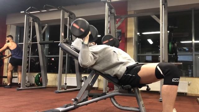 Д1 Жим гантелей на наклонной скамье 4*8 по 20кг смотреть онлайн