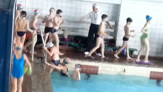 Злата показательный урок плаванья смотреть онлайн