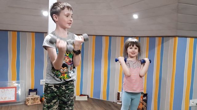 Челендж с гантелями. Внимание, в ролике моя младшая сестра! смотреть онлайн