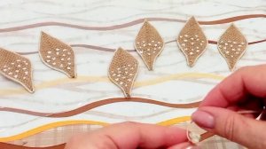 Лилии из джутовой ткани.