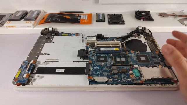 Как в магазинах впаривают новые ноутбуки на которых невозможно работать или "Неисправимая ошибка" смотреть онлайн