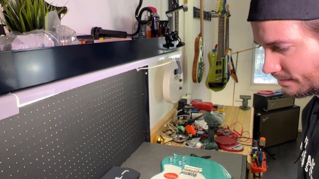 Best Squier? Paranormal Toronado смотреть онлайн