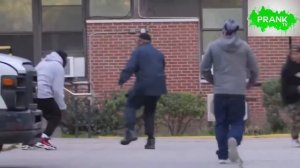 ПРАНК.СНОВА ДЕРЗКО ПЯЛИМСЯ НА БАНДОСОВ (ПРАНК В ГАРЛЕМЕ)