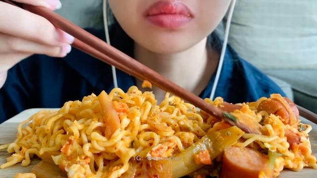 ASMR KIMCHI FIRE NOODLES | EATING SOUNDS смотреть онлайн
