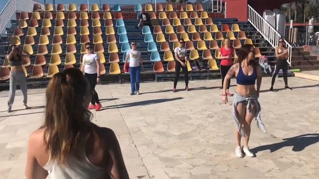 Утренняя танцевальная разминка. смотреть онлайн