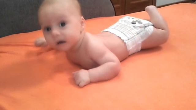УЧИМ РЕБЕНКА ПЕРЕВОРАЧИВАТЬСЯ НА ЖИВОТ! 3 месяца ребенку смотреть онлайн