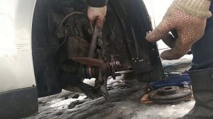 замена шпилек в колесе, не снимая ступицы и тормозного диска.