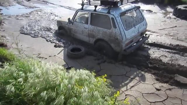 Нива пробивает грязь (жижу) смотреть онлайн