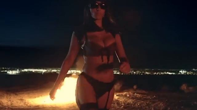 Kanye West - Flashing Lights (Director's Cut) ft. Dwele смотреть онлайн