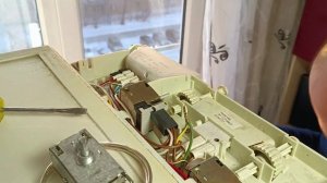 Замена терморегулятора термостата холодильника Атлант в холодильном отделении