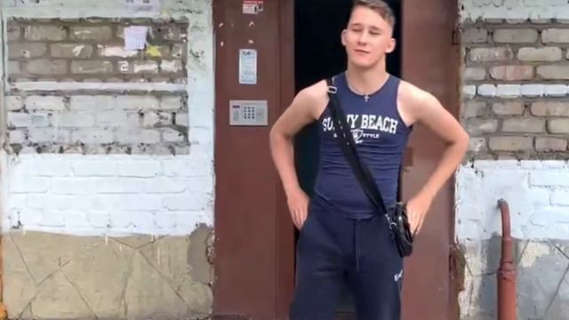 Маэстро современной музыки выходит из падика под не менее гениальное произведение "Ride It" смотреть онлайн