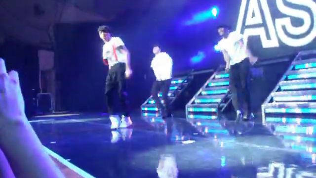 JLS Tour- Nottingham- Front Row- Michael Jackson Medley- Aston смотреть онлайн