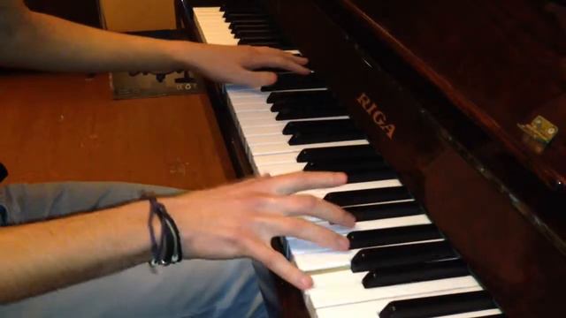 Друг играет на пианино River Flows In You смотреть онлайн