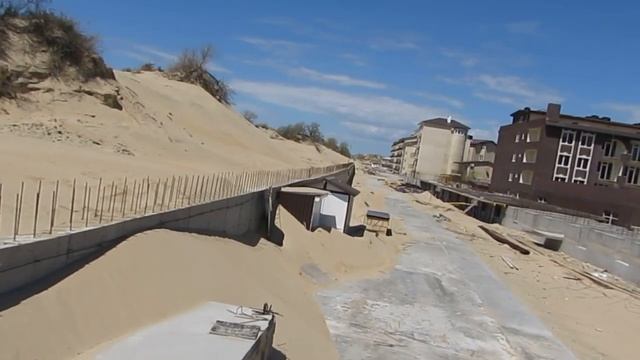 Вывезли песок с пляжа. На месте барханов настроили коттеджи
