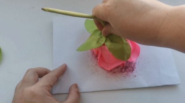 Показываю способ упаковки одного цветка в букет. Упаковка розы из атласной ленты