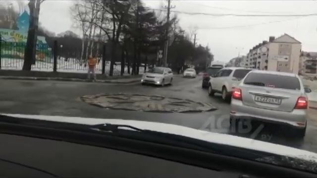 Жители Южно-Сахалинска озвучили первые отзывы на новые кольца на перекрёстках смотреть онлайн