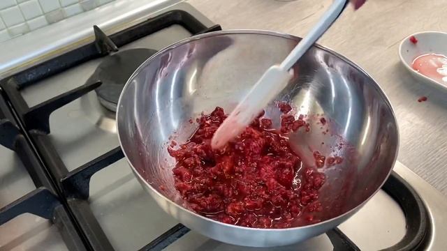 РЕЦЕПТЫ | ГОТОВИМ МЕРЕНГОВЫЙ РУЛЕТ С МАЛИНОВЫМ СОУСОМ | НЕЖНЫЙ ДЕСЕРТ смотреть онлайн