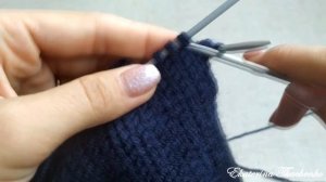 Мужская вязаная шапка спицами / Простая вязаная мужская шапка с красивой макушкой