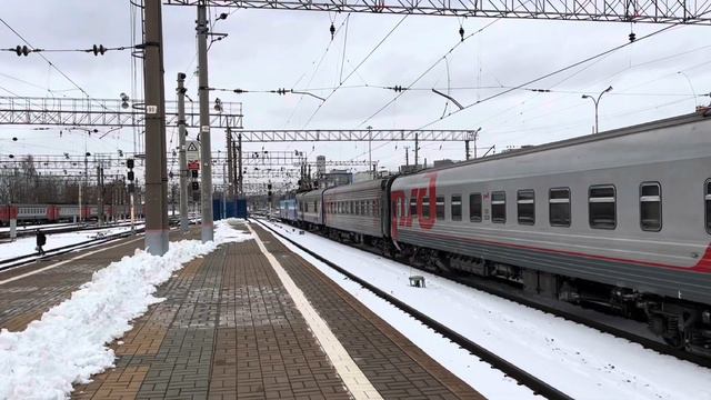 Электровоз ЧС7-054 с пассажирским поездом #016М «Москва-Архангельск» смотреть онлайн