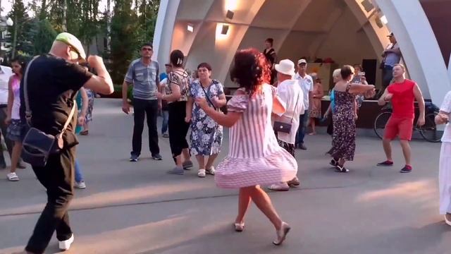 РОЗА БЕЛАЯ, РОЗА АЛАЯ! ТАНЦЫ В ПАРКЕ ГОРЬКОГО ХАРЬКОВ СЧАСТЛИВЫЕ ДНИ смотреть онлайн