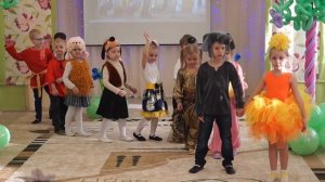 Дети играют в театр в детском саду. Басни Крылова.