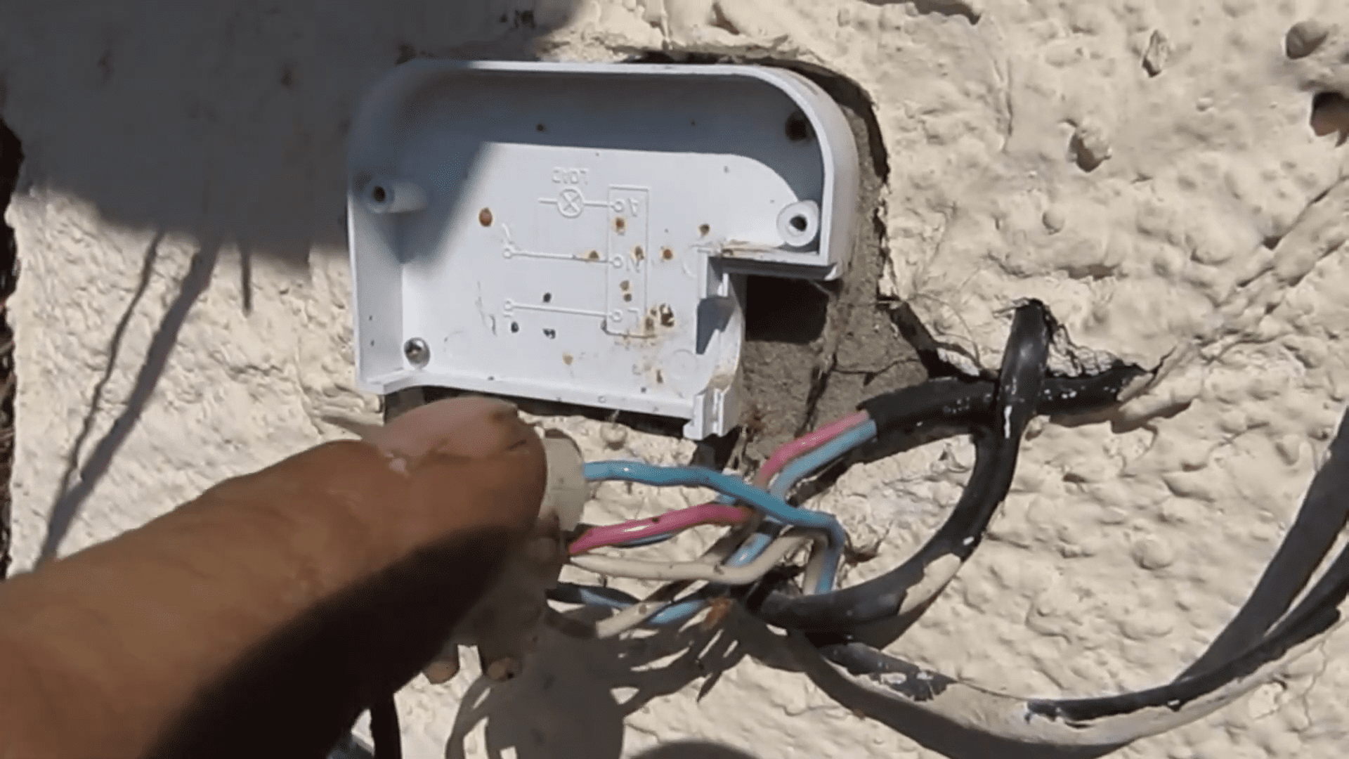 Провёл освещение на хоздвор, подключил через датчик движения