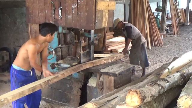 proses penggergajian kayu nangka super bengkok bahan plafon furniture смотреть онлайн