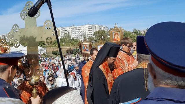 Епископ Волгодонский и Сальский Антоний совершил молебен по встрече ковчега с мощами святых. смотреть онлайн