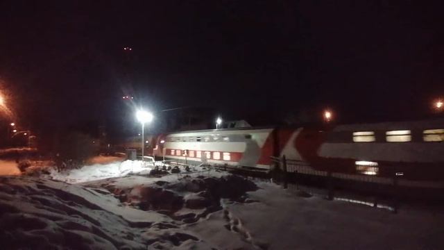 Круть! Электровоз ЭП20-077 с туристическим двухэтажным поездом №222Х "Мороз-экспресс". смотреть онлайн