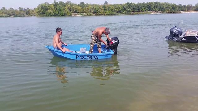 Маленькая лодка с большим мотором