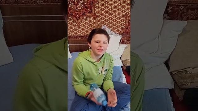 внук выпил полулитровую бутылку воды залпом! А вы так сможете?!! смотреть онлайн
