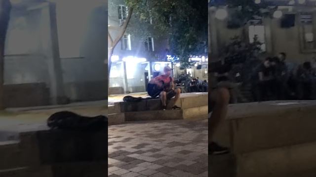 На гитаре Твоя нежная походка. А твои глаза рисуют любовь смотреть онлайн