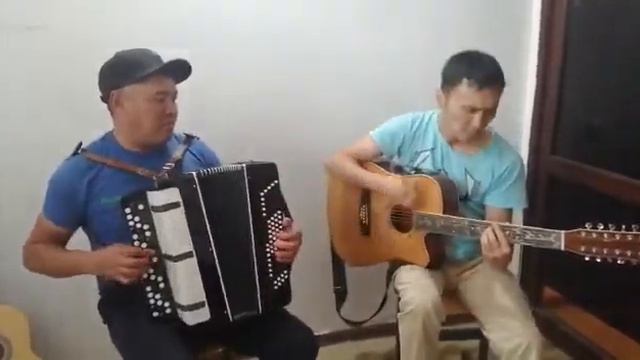 Қиялдағы ару ~ гитара+баян смотреть онлайн