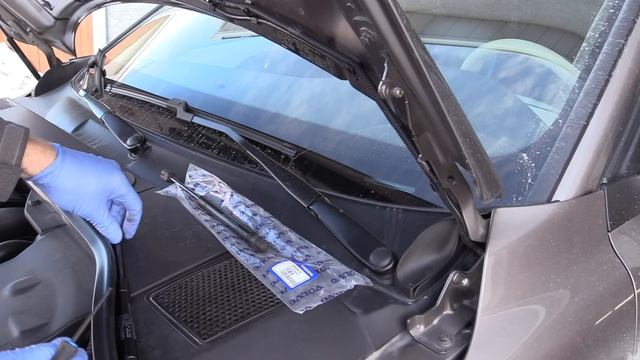 Замена амортизаторов капота на Volvo. смотреть онлайн