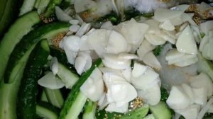Резанные огурцы с горчицей.