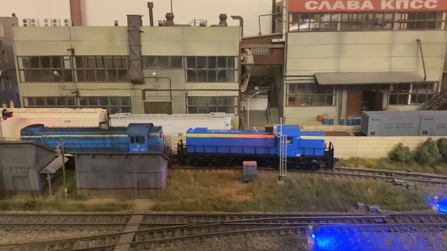 Модели тепловозов ТЭМ2-1013 и ТЭ1-20 в масштабе 1:87 на макете смотреть онлайн