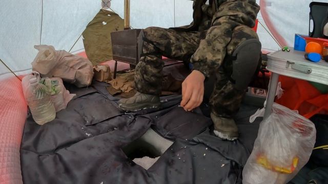 Ждал рыбу, а пришла лиса. Зимняя рыбака с ночевкой, в конце января. Глухозимье. смотреть онлайн