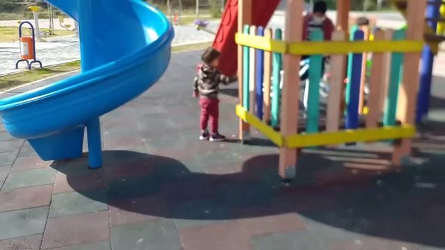 Çocuk parkı. Playground games. Детская игровая площадка.Мы идём играть на детской площадке. смотреть онлайн