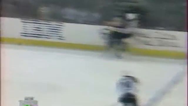 Claude Lemieux shows his baseball skills from Valeri Kamensky's pass (1997) смотреть онлайн