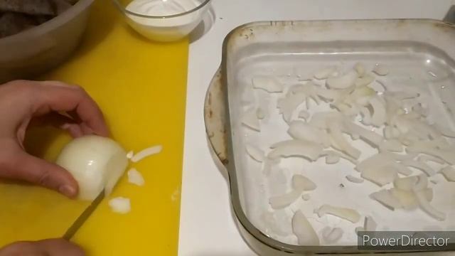 Минтай в сметане на луковой падушке смотреть онлайн