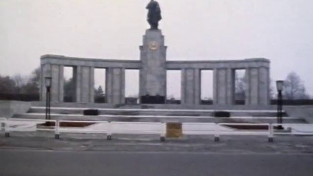 Cold War | West Berlin | Russian War Memorial |1977 смотреть онлайн