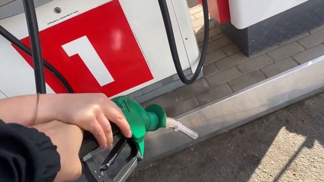 Автошкола. Учимся заправлять авто. Круговое движение. смотреть онлайн