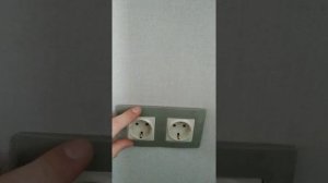 Как демонтировать (снять) рамку legrand  розетки выключатели без повреждение