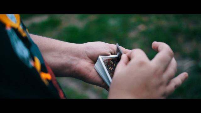 СОГНУТАЯ КАРТА | ЭФФЕКТНЫЙ ФОКУС С КАРТАМИ ДЛЯ НАЧИНАЮЩИХ | ОБУЧЕНИЕ смотреть онлайн