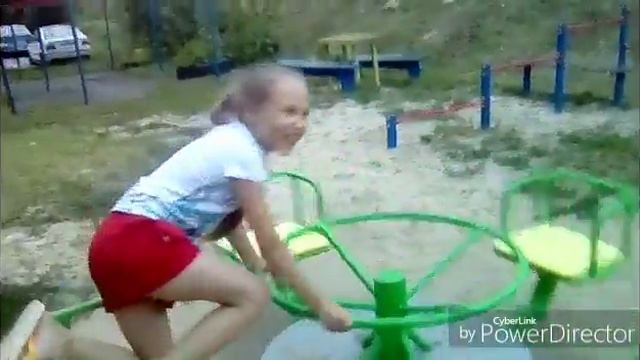 ВЛОГ: Гуляем с собакой, Лемара поцарапала ногу, Ленияра упала, пошли в другой двор смотреть онлайн