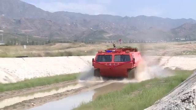 Новый китайский гусеничный пожарный вездеход смотреть онлайн