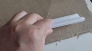 Потолочный плинтус. Срез угла для потолочного плинтуса. Срез галтели. Стыкуем потолочный плинтус.