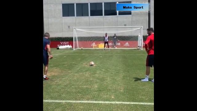 Обамеянг отражает пенальти.