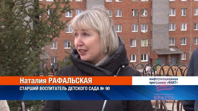 Уникальная живая ель появилась возле корта на ул Снежной смотреть онлайн